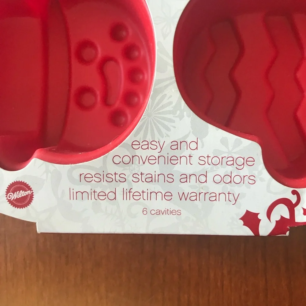 New WILTON 6 Cavity Silicone Muffin Pan Snowman Mitten Christmas Holidays Winter